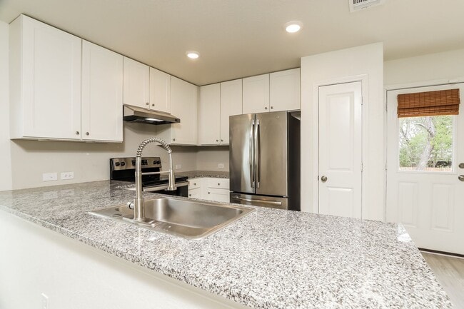 Building Photo - 3 bedroom located off Medina Base - About 5 miles from Lackland AFB