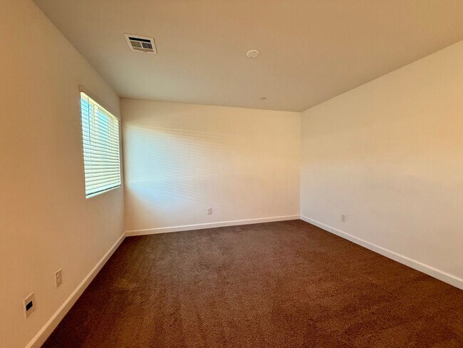 Building Photo - 3 BED 2.5 BATH 2 CAR GARAGE TOWNHOUSE w/ P...
