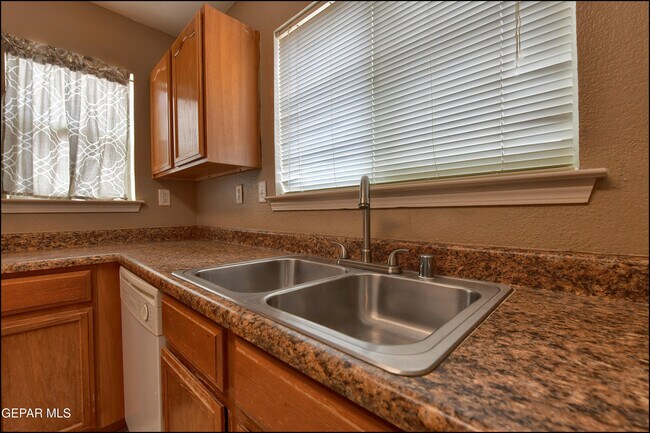 Building Photo - 3404 Blue Earth Ln