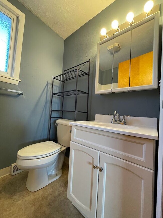 Building Photo - Two bedroom one bathroom apartment for rent