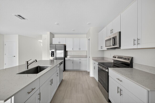 Building Photo - Brand New 6-Bed Available Now!