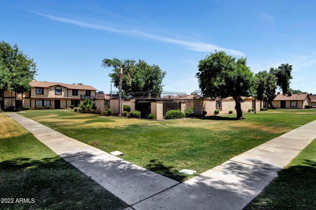 Building Photo - 3012 W Bethany Home Rd