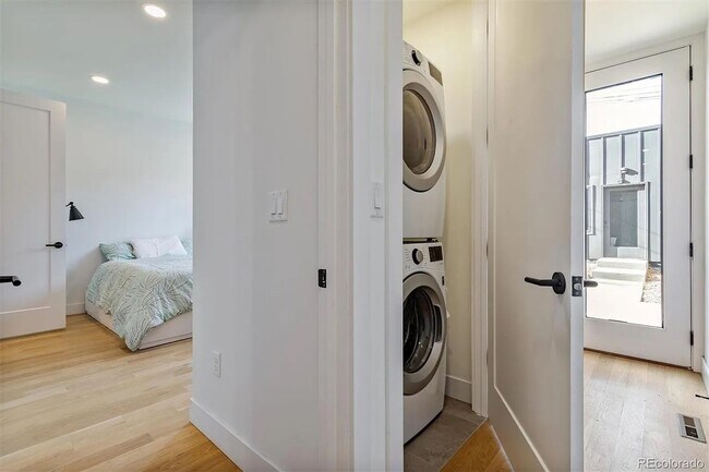 Building Photo - Contemporary Townhome in an Exceptional Su...