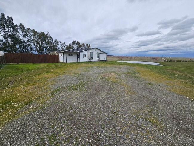 Building Photo - Spacious Home on 5 Acres For Rent!