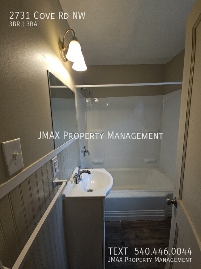 Building Photo - 2731 Cove Rd