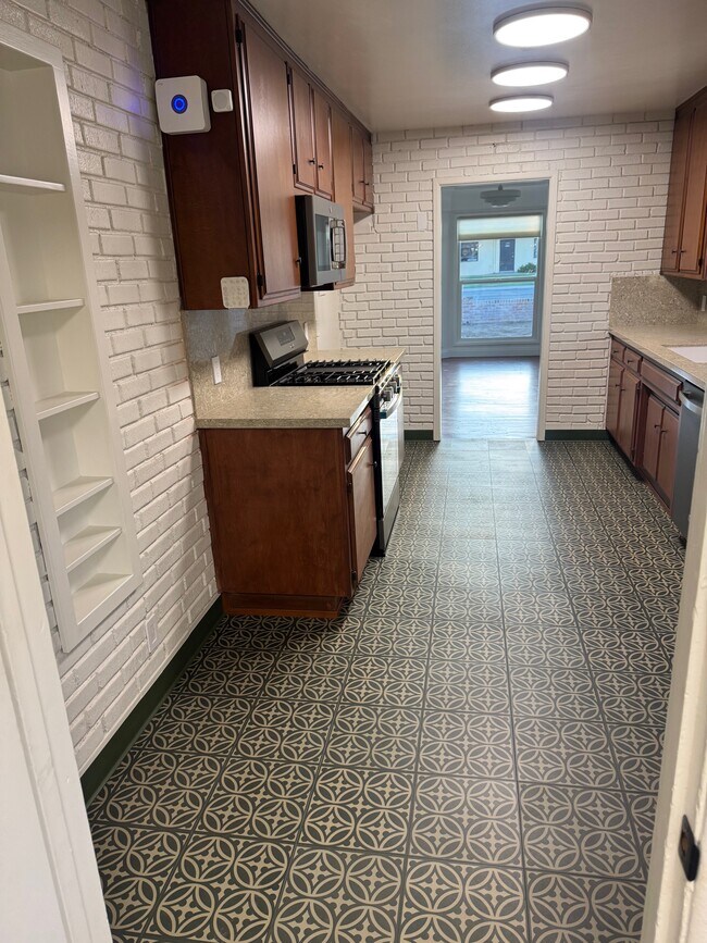 Building Photo - 2230 Alta Vista Dr