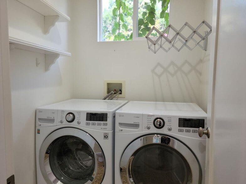 Building Photo - Stunning Remodeled 4 Bedroom House with Large Front Yard, Garage, Pool & Spa in Studio City!