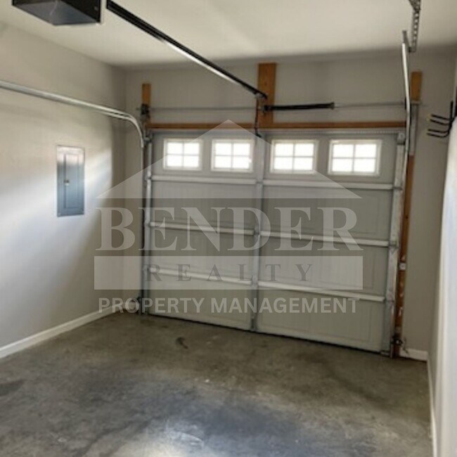 Building Photo - Emmyllie Ct- 130/132