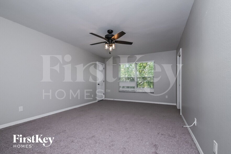 Building Photo - 15 SE 12th Ave