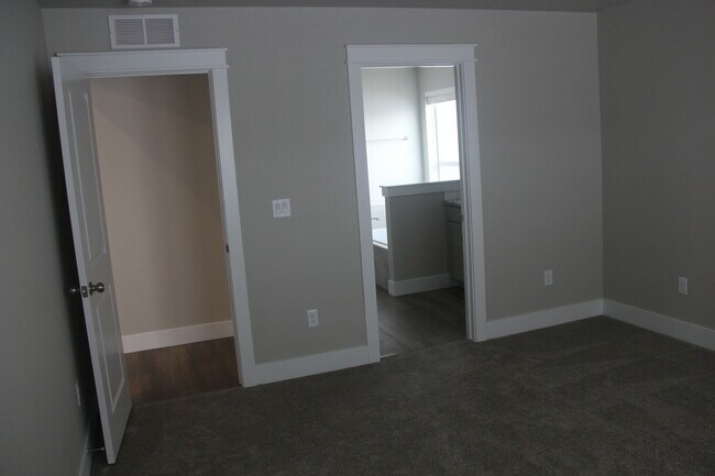 Building Photo - 16555 Senden Ave