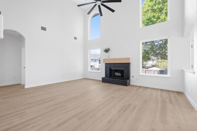 Building Photo - 2111 Speidel Dr