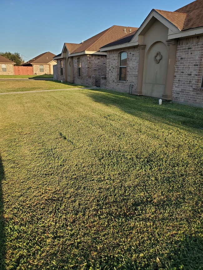Building Photo - 705 W Emerald Dr
