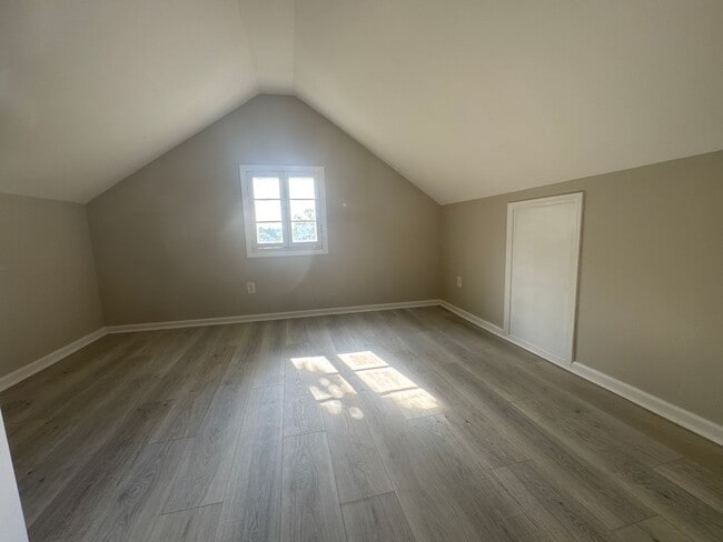 Building Photo - Updated 3 Bed 1 Bath w/Large Yard