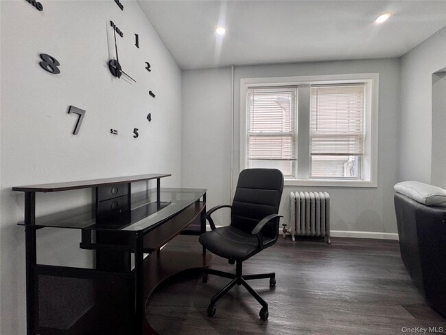 Building Photo - 645 E Beech St