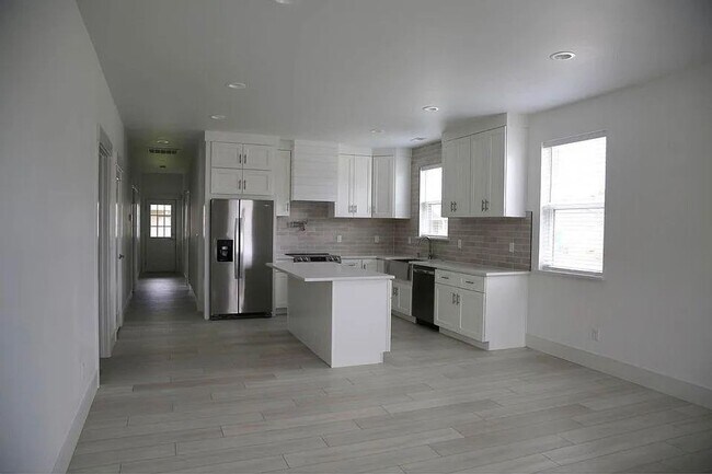 Building Photo - Modern Duplex for Rent