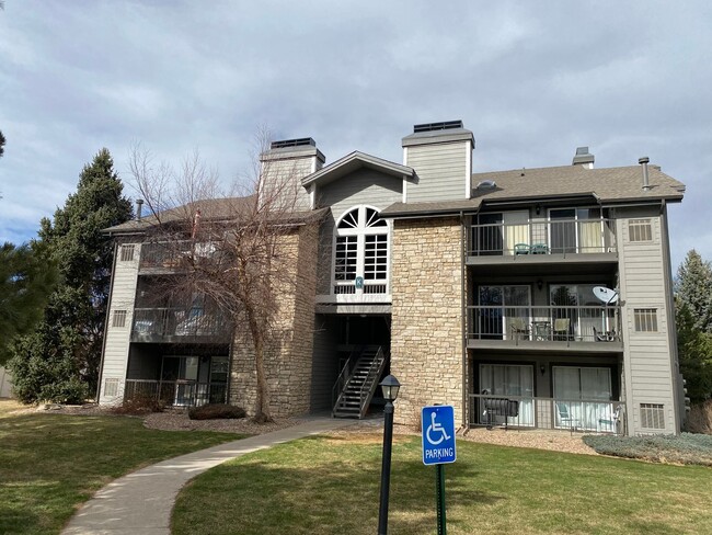 Building Photo - Updated 2 Bed, 2 Bath Top-Floor Condo with...