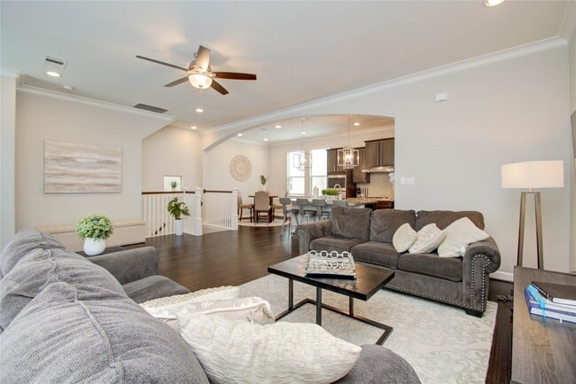 Building Photo - 2015 Royal Landing Dr