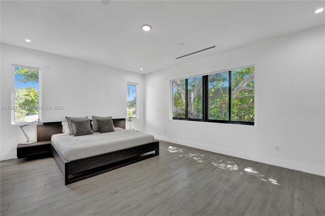 Building Photo - 3465 SW 3rd Ave