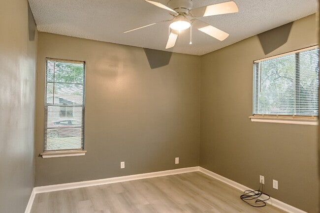 Building Photo - 209 Royal Dr