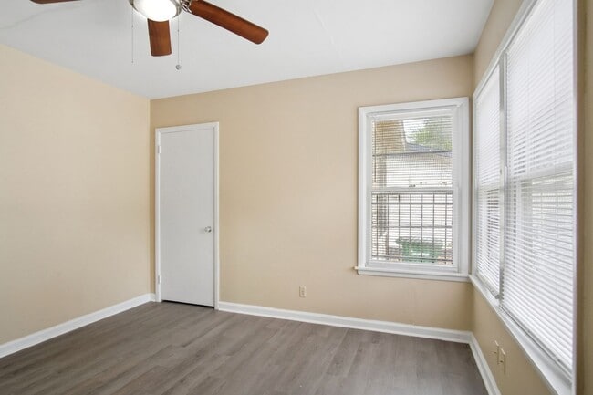 Building Photo - Close to Local Amenities and Downtown