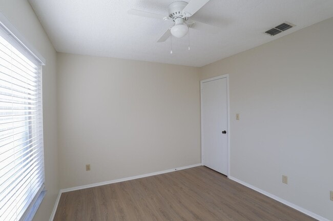 Building Photo - 5005 Ledgewood Way