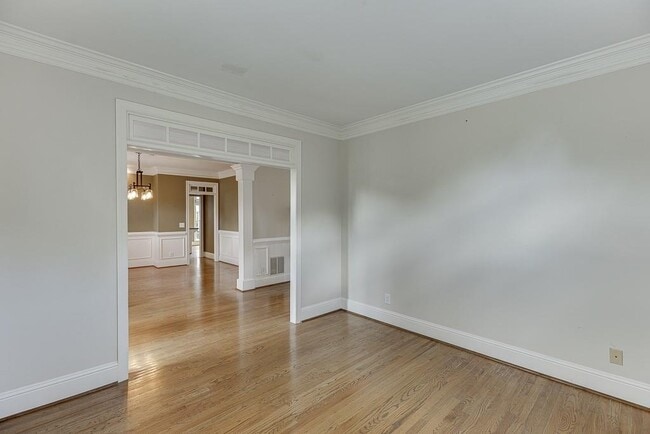 Building Photo - 2885 Towne Village Dr NW