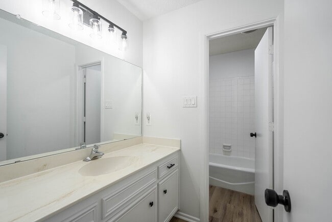 Building Photo - 1523 Doe Ln