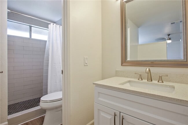 Building Photo - 8062 Woodglen Cir