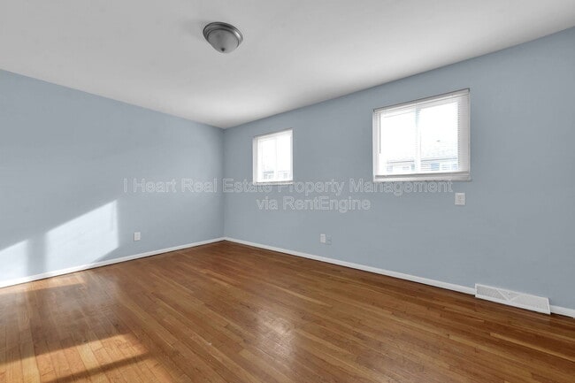 Building Photo - 880 N Meadows Ct