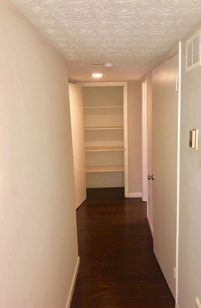 Building Photo - Renovated 2/1 Condo in Sandy Springs w/ Po...