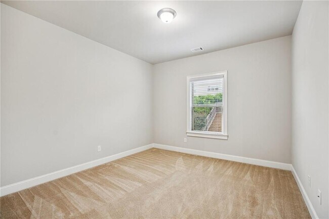 Building Photo - 5180 Mirror Lake Dr