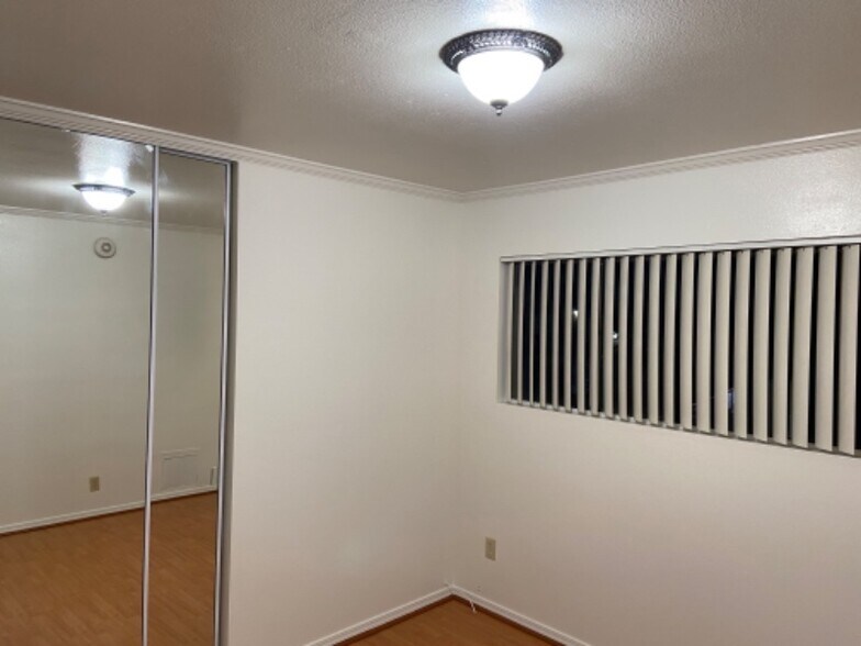 Building Photo - 10331 Lindley Ave