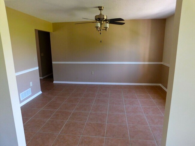 Building Photo - 5 acres and a Large 6 bedroom house. Extra garages and sheds.