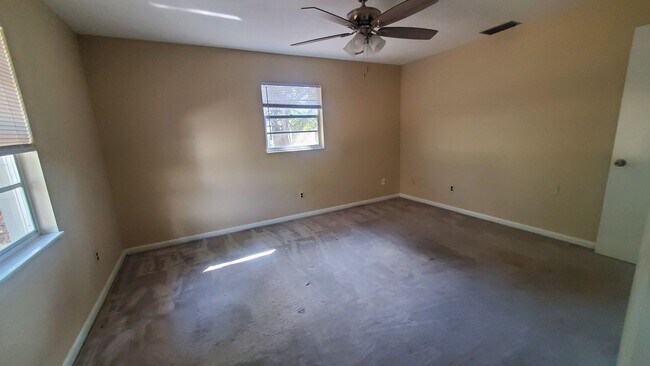 Building Photo - Large 3 Bedroom, 2.5 Bath with large Den and Family Room in Rainbows End, Dunnellon, FL