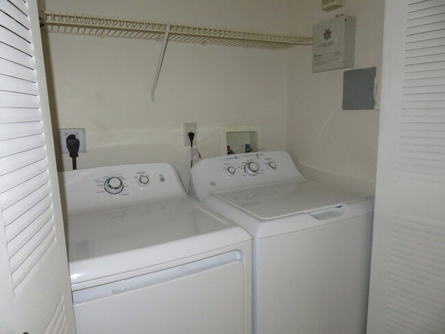 Building Photo - 1103 Villa Cir