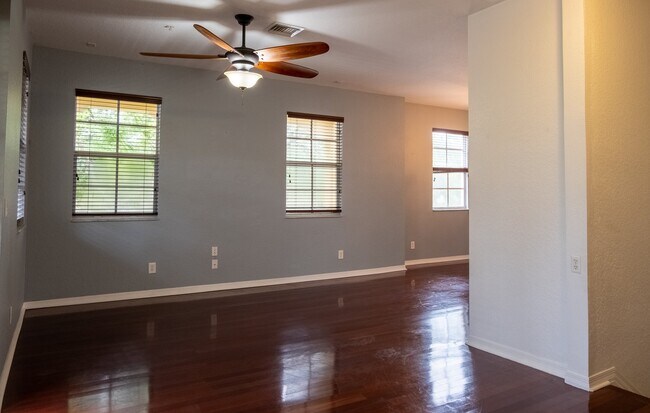 Building Photo - 103 E Thatch Palm Cir