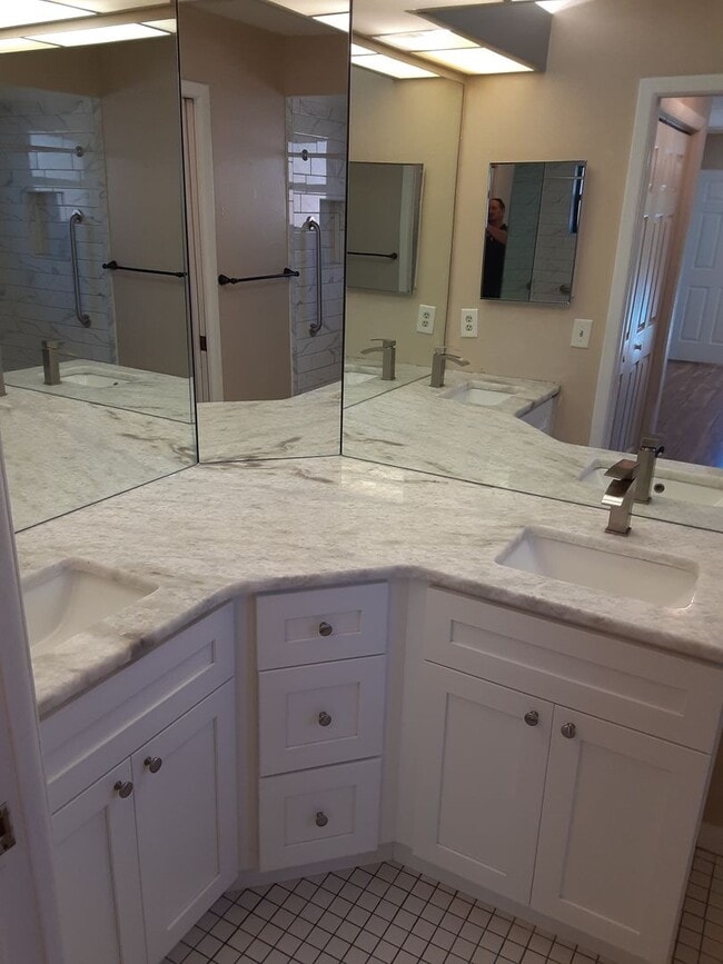 Building Photo - Split Floor Plan POOL HOME