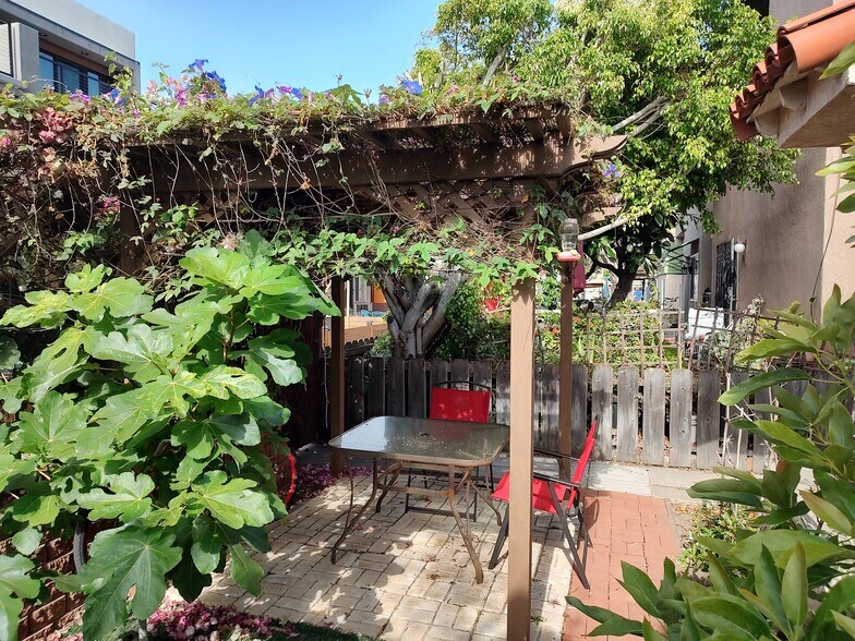 Building Photo - 830 Island Ct