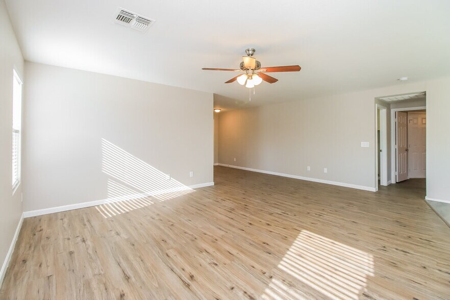 Building Photo - 2468 E Palm Beach Dr