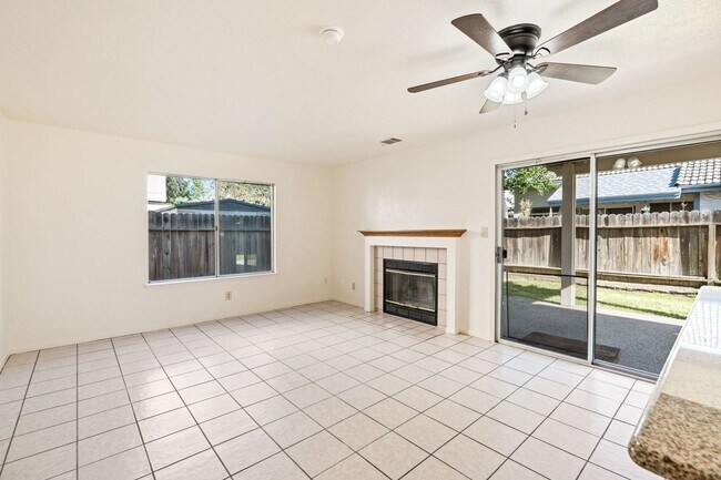 Building Photo - Beautiful 4BR/3BA  home in Clovis Schools District