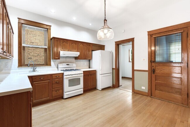 Building Photo - 2630 N Sacramento Ave