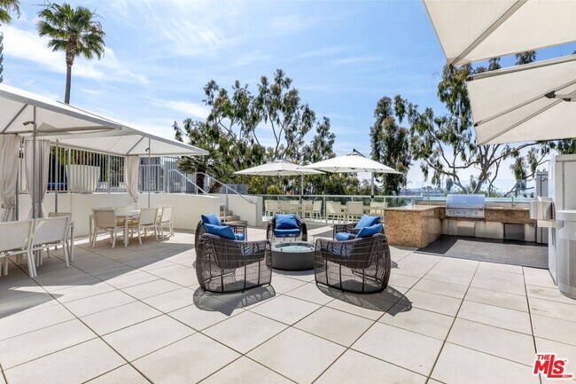 Building Photo - 13700 Marina Pointe Dr