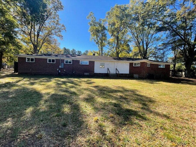 Building Photo - Ranch Style 3 Bedroom 2 Bath and 2 car gar...