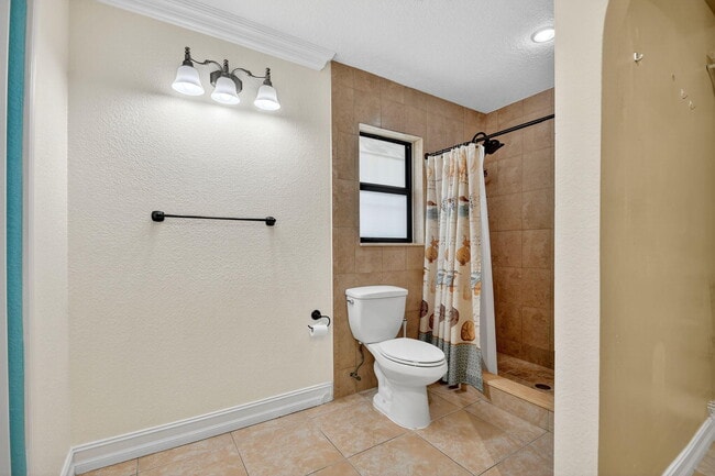 Building Photo - 1035 Soelca Dr