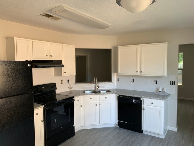 Building Photo - Beautifully remodeled 3/2