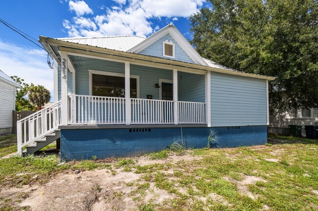 Building Photo - Historic Ybor City Bungalow!