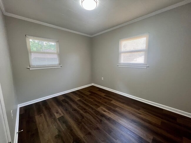 Building Photo - Three bedroom, 1 bath house in Burlington