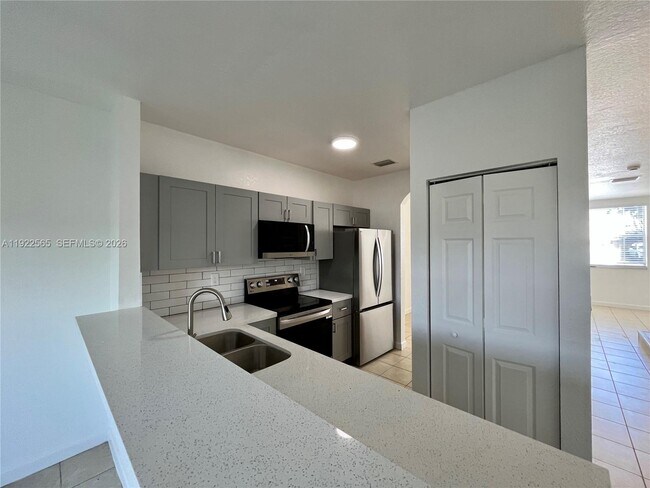 Building Photo - 1550 NE 33rd Ave