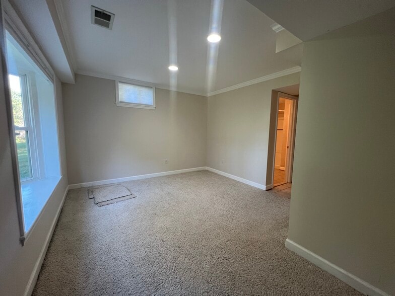 Building Photo - 8302 Silverthorn Rd