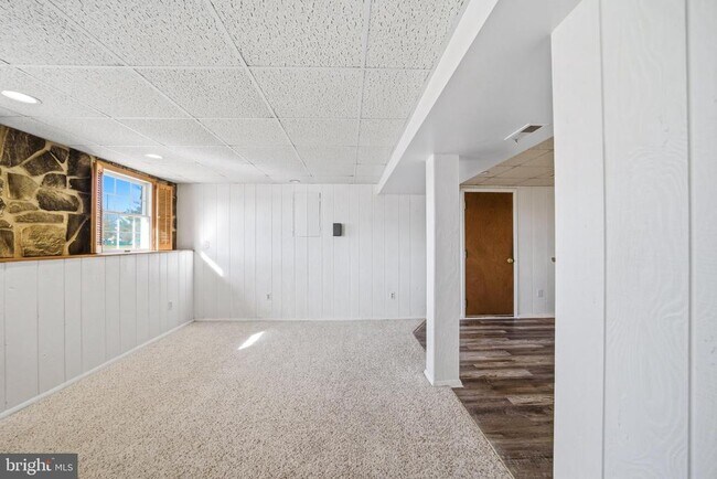 Building Photo - 26 Dover Ln